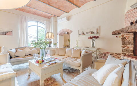 Villa Ginevra 12: Møbel, Indretning, Væg, Couch, Loft, Værelse, Gulvbelægning, Etage, Belysning, Stue