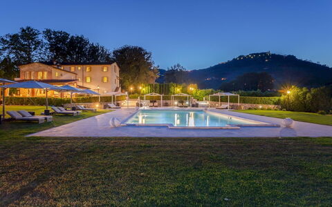 Villa Ginevra 12: Svømmepøl, Udvej, Thermae, Udendørs Møbler, Estate, Hotel, Landscaping, Ferieby, Liggestol, Villa