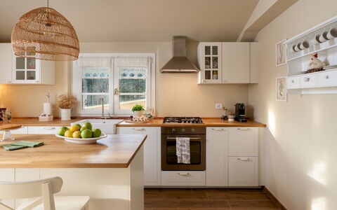 Villino Ariachiara 6: Møbel, Køkken, Countertop, Cabinetry, Køkken Apparat, Indretning, Gulvbelægning, Træ, Lysarmatur, Husholdningsapparat