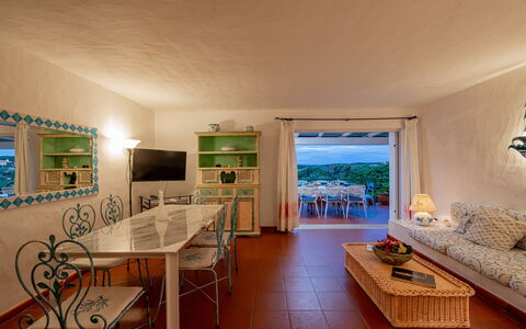 Villa Pitrizzina 8: Møbel, Køkken & Spisebord, Stol, Udvej, Kaffebord, Hotel, Stueplante, Eco Hotel, Spisestue