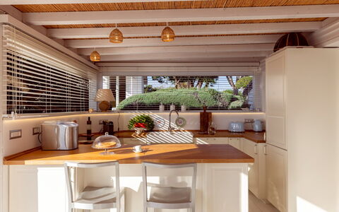Baia L'Aura 8: Møbel, Indretning, Træ, Countertop, Køkken, Gulvbelægning, Loft, Belysning, Etage, Cabinetry