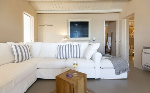 Baia L'Aura 8: Møbel, Indretning, Couch, Gulvbelægning, Stue, Etage, Træ, Værelse, Loft, Textile