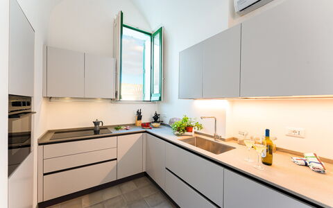Villa Aristula 11: Køkken, Countertop, Køkken Apparat, Indretning, Gulvbelægning, Større Bandage, Husholdningsapparat, Cabinetry, Etage, Komfur