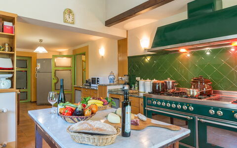 Montepietraia e San Martino 18: Køkken, Indretning, Møbel, Loft, Gulvbelægning, Cabinetry, Countertop, Køkken Apparat, Komfur, Belysning