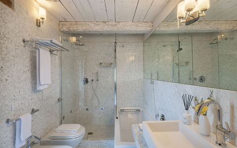 Casa Sant'Elia 7+3: Badeværelse, Sanitærarmatur, Gulvbelægning, Indretning, Etage, Tap, Badeværelsesvask, Håndvask, Loft, Spejl