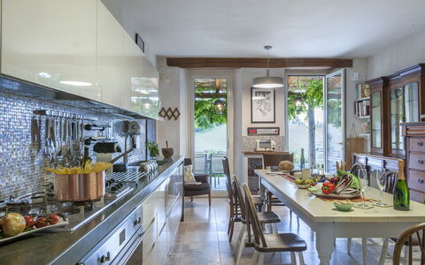 Casa Sant'Elia 7+3: Møbel, Køkken, Indretning, Countertop, Træ, Gulvbelægning, Cabinetry, Hjem, Belysning, Stol