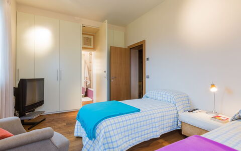 Casa Eugenia 8: Møbel, Indretning, Seng, Soveværelse, Gulvbelægning, Etage, Træ, Værelse, Loft, Sengetøj