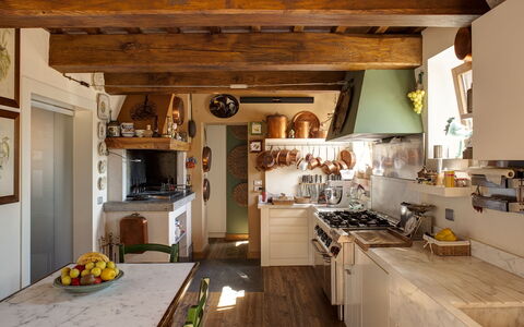 Casa Eugenia 8: Møbel, Køkken, Indretning, Træ, Countertop, Gulvbelægning, Belysning, Cabinetry, Hjem, Loft