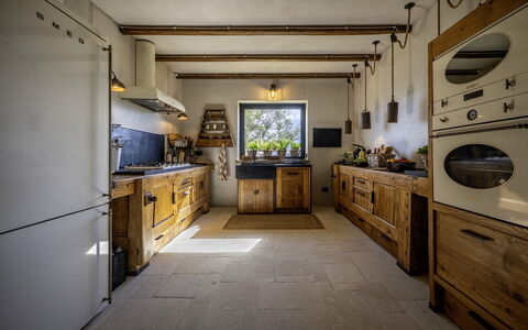 I Tramonti 10+2: Køkken, Countertop, Træ, Cabinetry, Køkken Apparat, Større Bandage, Møbel, Komfur, Gulvbelægning, Indretning