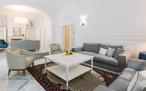 Villa la Perla Bianca 10: Møbel, Indretning, Couch, Gulvbelægning, Stue, Etage, Loft, Bord, Værelse, Belysning