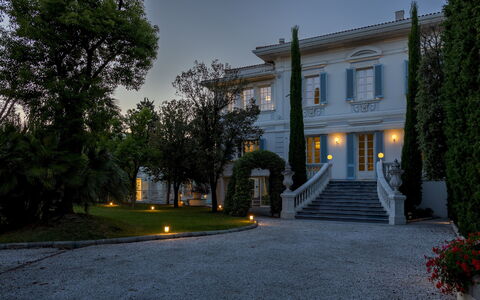 Villa la Perla Bianca 10: Arkitektur, Hjem, Estate, Mansion, Molding, Have, Villa, Landscaping, Gård, Hacienda