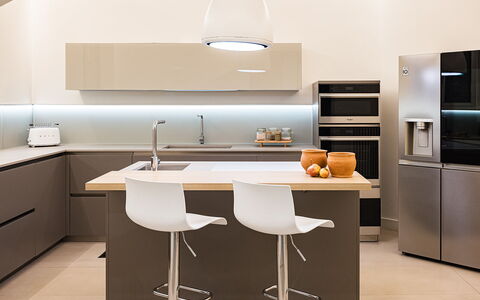 Villa Giulia 8: Møbel, Indretning, Køkken, Cabinetry, Countertop, Køkken Apparat, Gulvbelægning, Træ, Lysarmatur, Husholdningsapparat