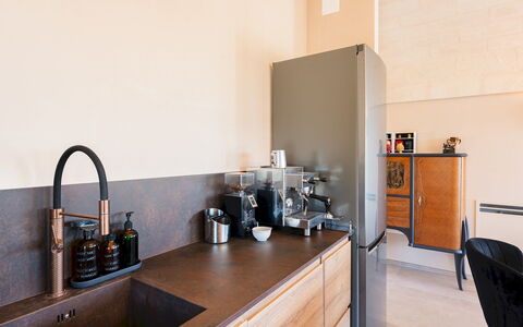 Trulli Fiori di Mandorlo 6: Countertop, Indretning, Gulvbelægning, Køkken, Etage, Møbel, Cabinetry, Køkken Apparat, Sanitærarmatur, Værelse