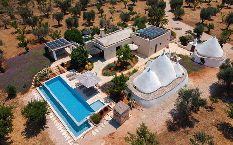 Trulli Fiori di Mandorlo 6: Svømmepøl, Udvej, Estate, Landscaping, Design, Eco Hotel, Villa, Hacienda, Paraply, Fugleperspektiv