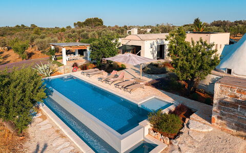 Trulli Fiori di Mandorlo 6: Svømmepøl, Udvej, Paraply, Udendørs Møbler, Eco Hotel, Liggestol, Estate, Water Feature, Villa, Skygge
