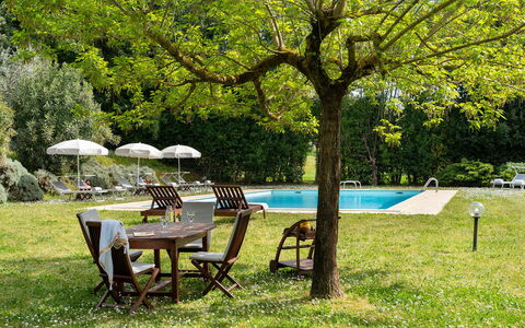 Villa delle Silerchie 10: Møbel, Udendørs Møbler, Bord, Have, Skygge, Udendørs Bord, Lawn, Stol, Backyard, Gård
