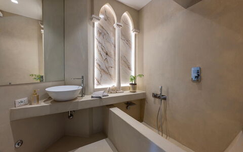 Villa Corte Sant'Anna 6+2: Væg, Sanitærarmatur, Gulvbelægning, Indretning, Etage, Tap, Badeværelse, Vvs, Belysning, Badekar
