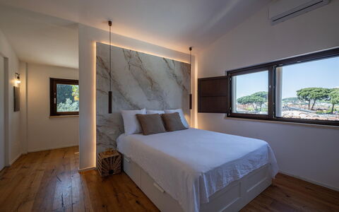Villa Corte Sant'Anna 6+2: Soveværelse, Seng, Træ, Sengetøj, Sengetøj, Indretning, Gulvbelægning, Etage, Bed Frame, Værelse
