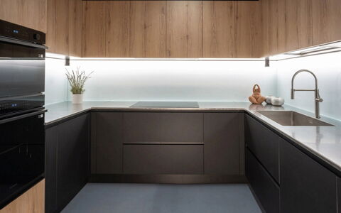 Villa Oxa 12+2: Træ, Køkken, Indretning, Køkken Apparat, Gulvbelægning, Loft, Countertop, Cabinetry, Lysarmatur