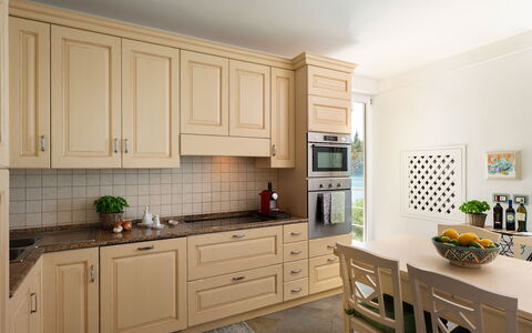 Villa Il Faro 10: Køkken, Cabinetry, Countertop, Gulvbelægning, Indretning, Møbel, Træ, Køkken Apparat, Etage, Skab