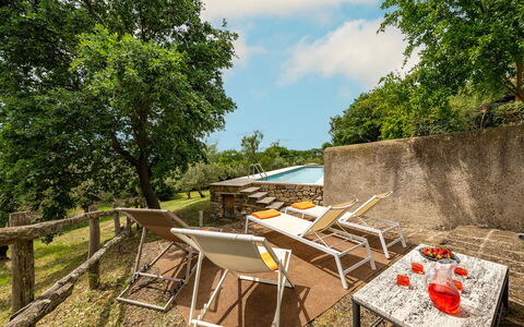 Villa Il Ritiro 8: Møbel, Udendørs Møbler, Have, Backyard, Stol, Skygge, Landscaping, Gård, Liggestol, Stuehus