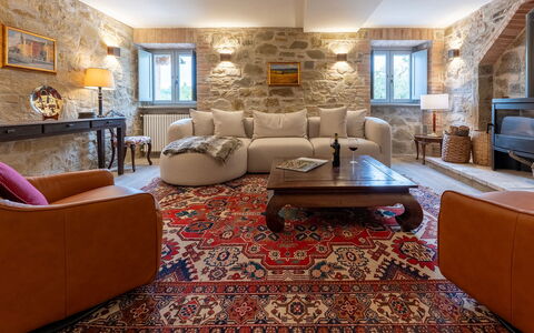 Tenuta Santa Cristina 10: Møbel, Indretning, Couch, Gulvbelægning, Væg, Etage, Stue, Loft, Værelse, Bord