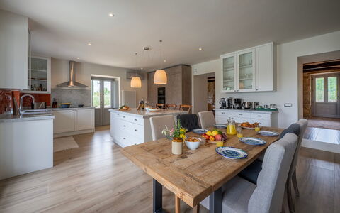 Tenuta Santa Cristina 10: Møbel, Indretning, Gulvbelægning, Køkken, Countertop, Træ, Køkken & Spisebord, Etage, Loft, Stol