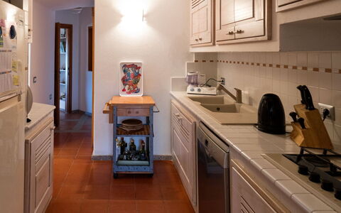 Villa Portobello 10+2: Countertop, Køkken, Indretning, Gulvbelægning, Møbel, Køkken Apparat, Etage, Træ, Større Bandage, Loft