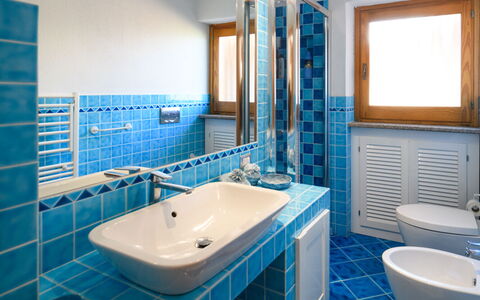 Villa Portobello 10+2: Blå, Gulvbelægning, Indretning, Etage, Sanitærarmatur, Flise, Badeværelse, Håndvask, Tap, Loft