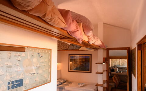 Villa Portobello 10+2: Træ, Indretning, Seng, Soveværelse, Loft, Etage, Møbel, Sengetøj, Sengetøj, Bejdse