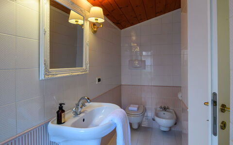 Villa Fiola 8: Væg, Indretning, Gulvbelægning, Sanitærarmatur, Etage, Badeværelse, Værelse, Loft, Vvs, Belysning