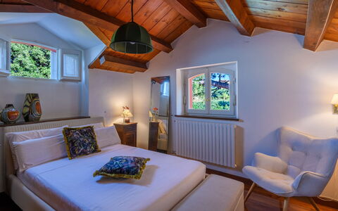Villa Fiola 8: Indretning, Møbel, Hjem, Soveværelse, Loft, Hus, Etage, Seng, Gulvbelægning, Belysning