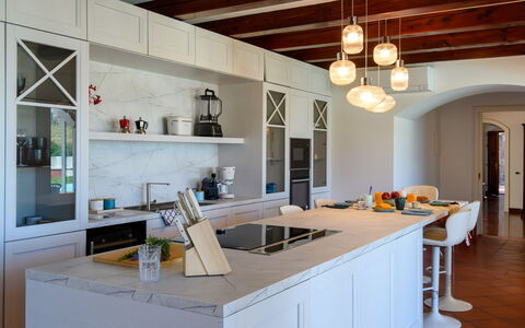Villa Fiola 8: Møbel, Indretning, Køkken, Gulvbelægning, Countertop, Lysarmatur, Træ, Loft, Etage, Cabinetry