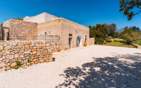 Masseria Grotta Antica 6+2: Himmel, Væg, Arkitektur, Landskab, Estate, Stenmur, Meteorologisk Fænomen, Caravanserai, Hacienda