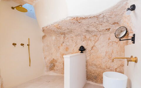 Masseria Grotta Antica 6+2: Væg, Sanitærarmatur, Vvs, Badeværelse, Tap, Lysarmatur, Badekar, Flise, Håndvask