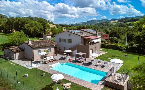 Villa Isola 8+2: Svømmepøl, Udvej, Thermae, Liggestol, Udendørs Møbler, Eco Hotel, Estate, Paraply, Villa, Hacienda