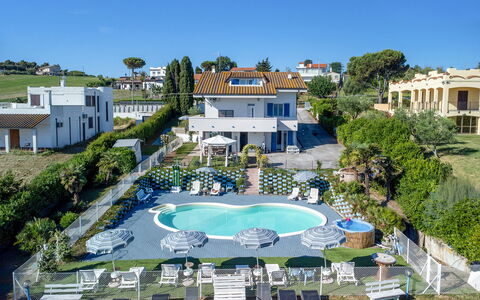 Villa Alma 8+2: Svømmepøl, Udvej, Udendørs Møbler, Paraply, Estate, Ferieby, Hotel, Villa, Eco Hotel, Liggestol