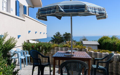 Villa Alma 8+2: Blå, Møbel, Udendørs Møbler, Paraply, Skygge, Hav, Stol, Udendørs Bord, Ocean, Udvej