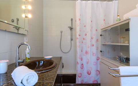 Villa Alma 8+2: Indretning, Badeværelse, Sanitærarmatur, Tap, Vvs, Badeværelsesvask, Gulvbelægning, Gardin, Belysning, Håndvask