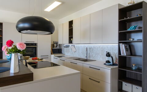 Villa Alma 8+2: Møbel, Køkken, Countertop, Indretning, Køkken Apparat, Cabinetry, Gulvbelægning, Lysarmatur, Etage, Træ