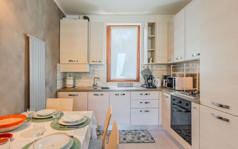 Casa Burli: Køkken Apparat, Køkken, Indretning, Gulvbelægning, Større Bandage, Countertop, Træ, Møbel, Etage, Cabinetry