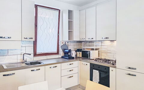 Casa Burli: Køkken, Køkken Apparat, Countertop, Cabinetry, Indretning, Gulvbelægning, Større Bandage, Møbel, Træ, Etage