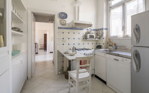La Terrazza in Centro, Genova: Gulvbelægning, Indretning, Etage, Køkken, Møbel, Loft, Countertop, Større Bandage, Cabinetry, Køkken Apparat
