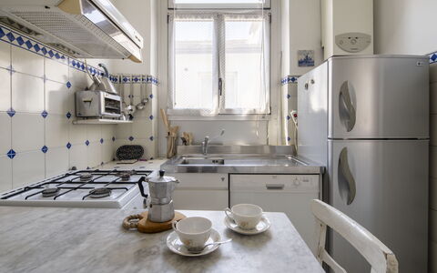 La Terrazza in Centro, Genova: Køkken Apparat, Køkken, Større Bandage, Countertop, Gulvbelægning, Husholdningsapparat, Komfur, Indretning, Etage, Cabinetry