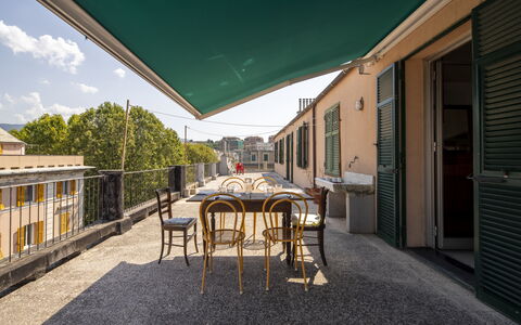 La Terrazza in Centro, Genova: Skygge, Stol, Altan, Stueplante
