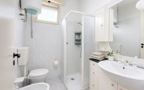 Villa Franca: Sanitærarmatur, Indretning, Badeværelsesvask, Badeværelse, Gulvbelægning, Håndvask, Etage, Toilet, Tap, Loft