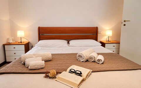 Villa Patrizia: Møbel, Soveværelse, Seng, Indretning, Sengetøj, Etage, Bed Frame, Sengetøj, Værelse, Lejlighed