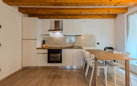 Rugia: Møbel, Indretning, Gulvbelægning, Etage, Trægulve, Træ, Loft, Værelse, Countertop, Køkken