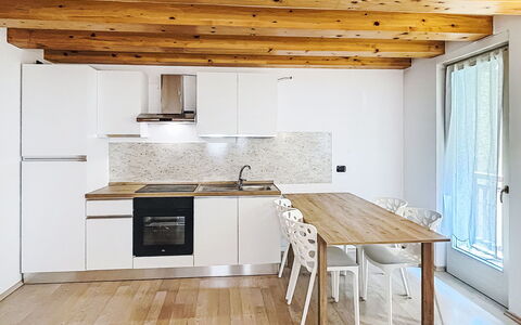 Rugia: Møbel, Indretning, Gulvbelægning, Etage, Trægulve, Køkken, Træ, Countertop, Loft, Værelse