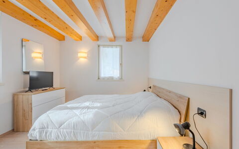 Rugia: Indretning, Væg, Gulvbelægning, Soveværelse, Træ, Seng, Etage, Møbel, Loft, Trægulve